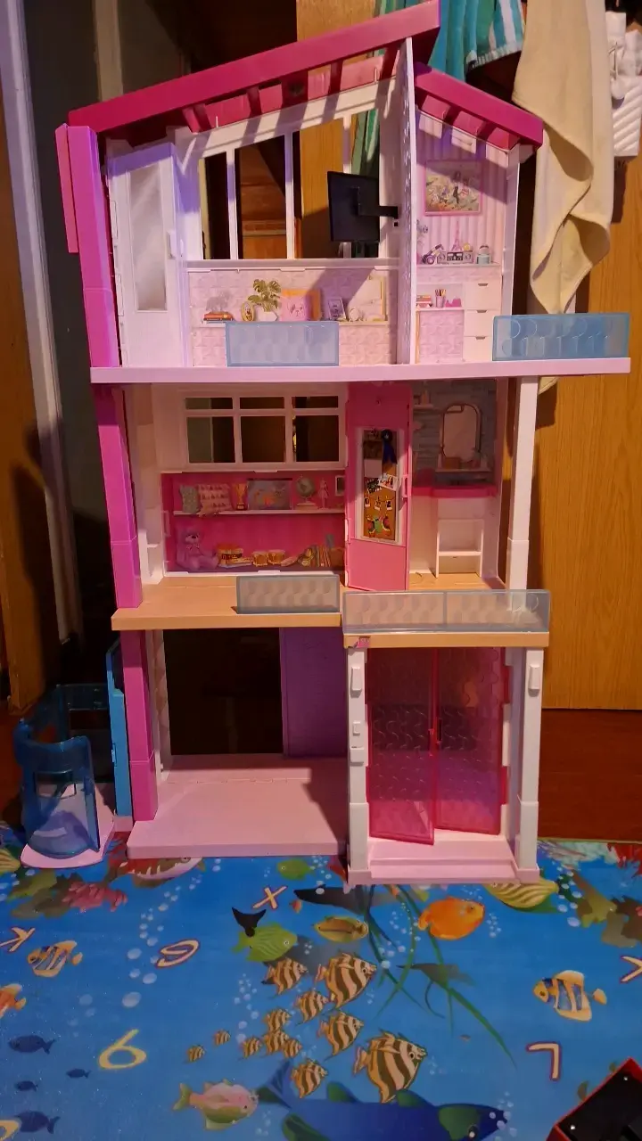 Casa de muñecas de tres pisos rosa
