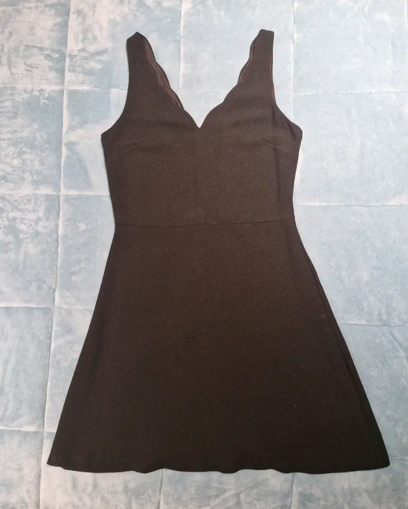 Vestido negro sin mangas elegante - 1