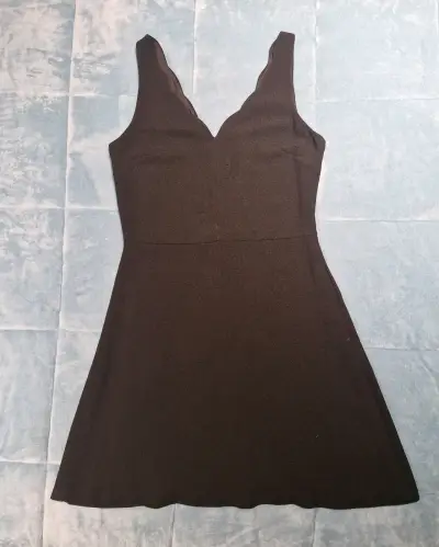 Vestido negro sin mangas elegante - miniatura 1