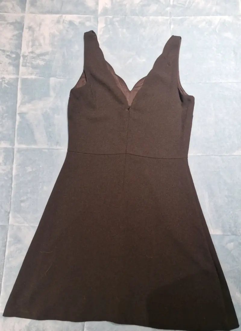 Vestido negro sin mangas elegante - 2