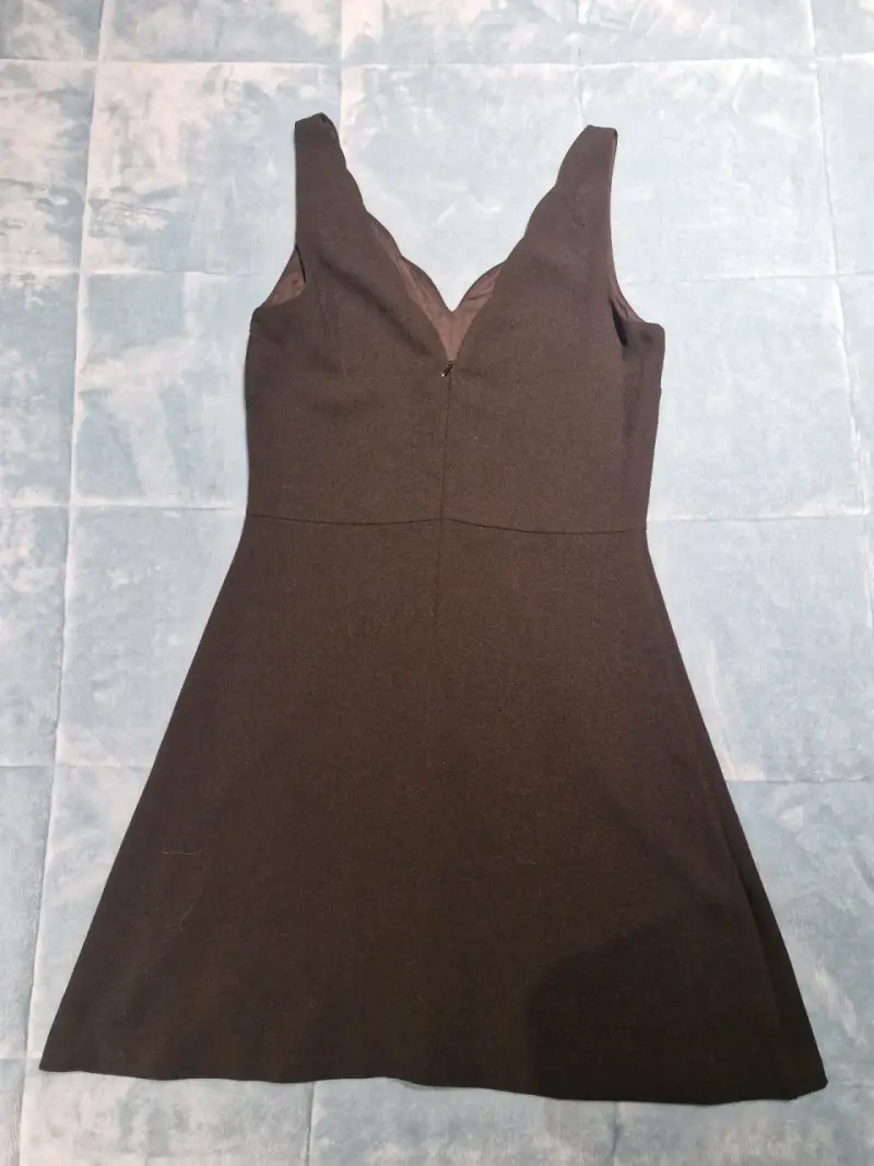 Vestido negro sin mangas elegante - 3