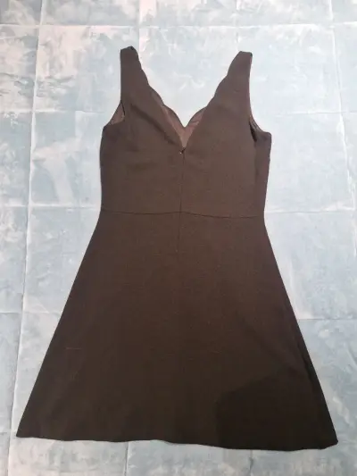 Vestido negro sin mangas elegante - miniatura 3