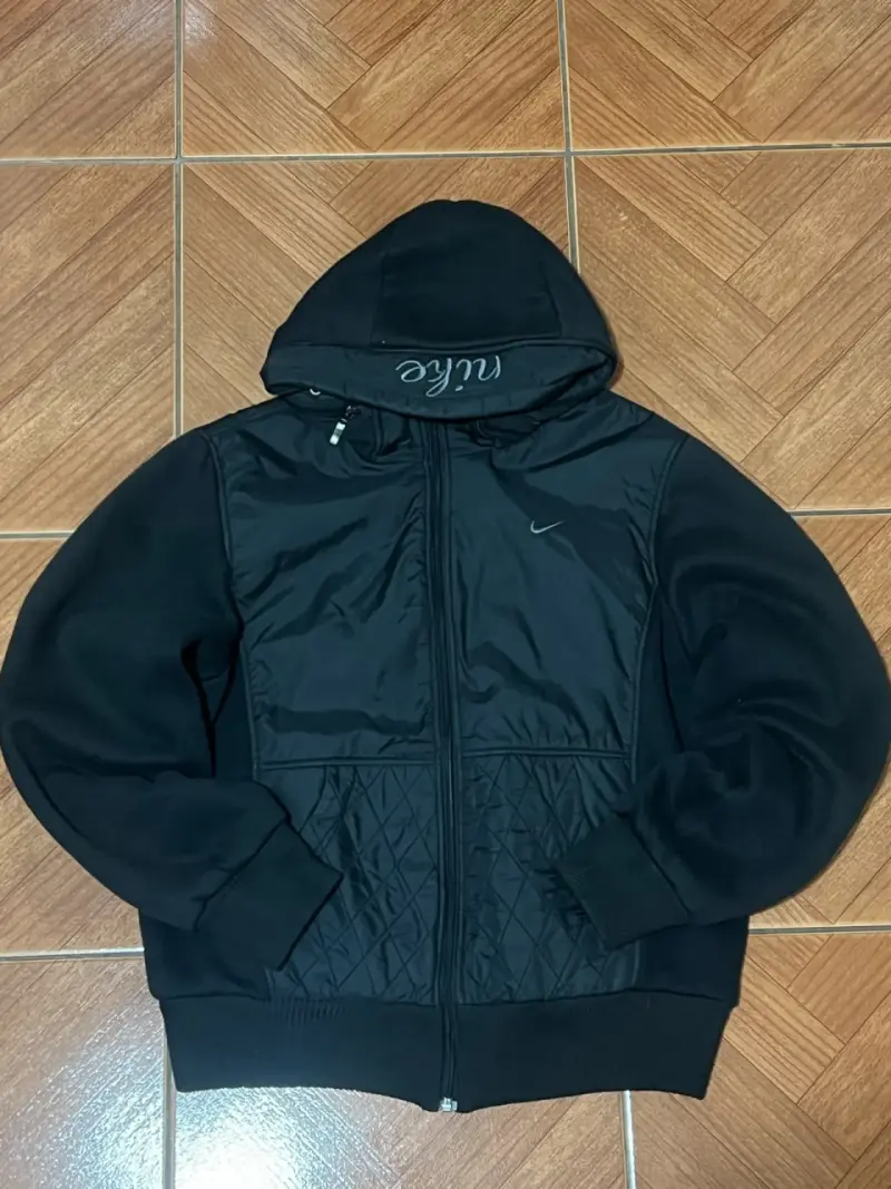 Chaqueta deportiva negra Nike con capucha