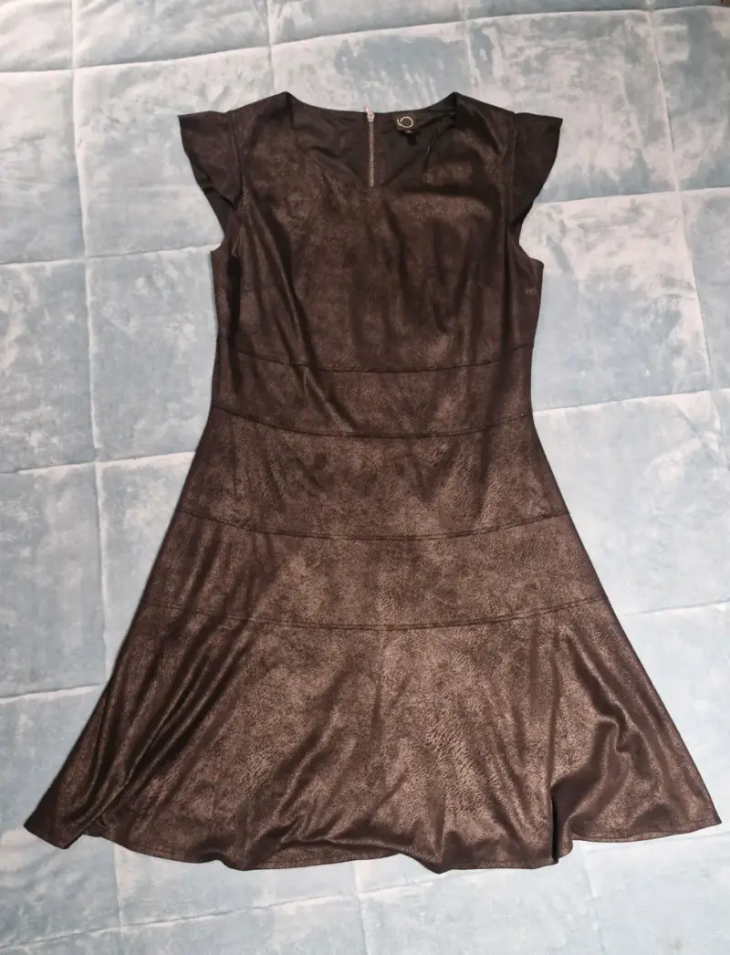 Vestido negro (asemeja cuero) elegante con textura - 1