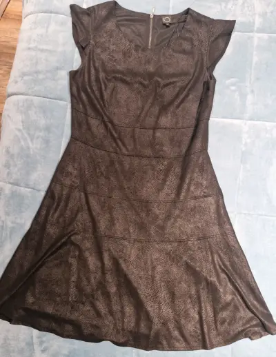 Vestido negro (asemeja cuero) elegante con textura - miniatura 2