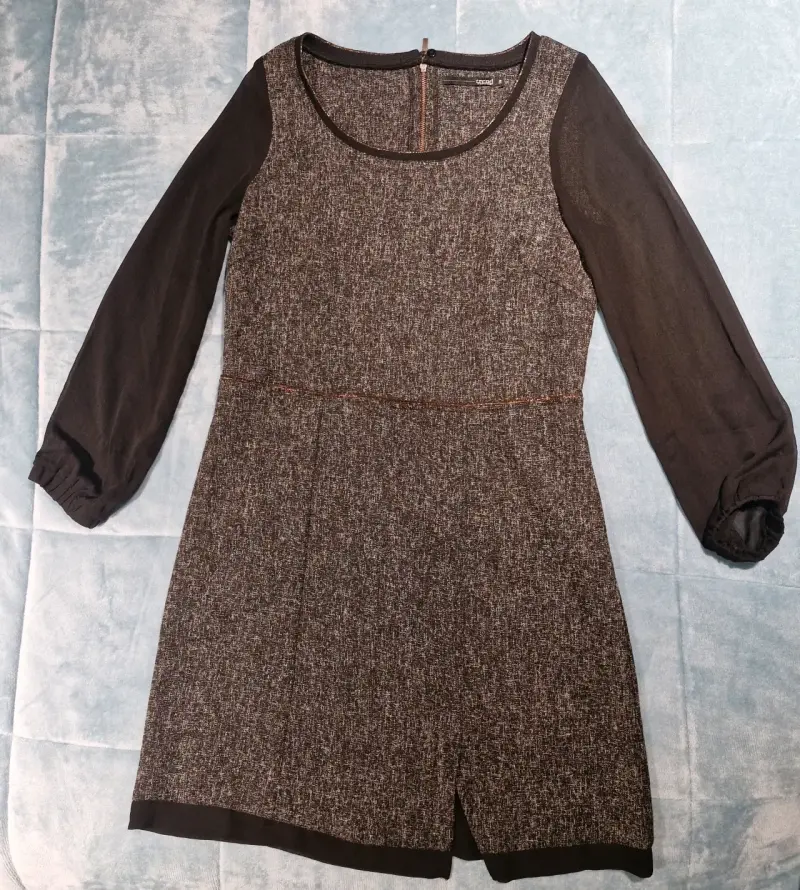 Vestido corto gris con mangas largas negras