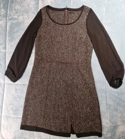 Vestido corto gris con mangas largas negras - miniatura 1