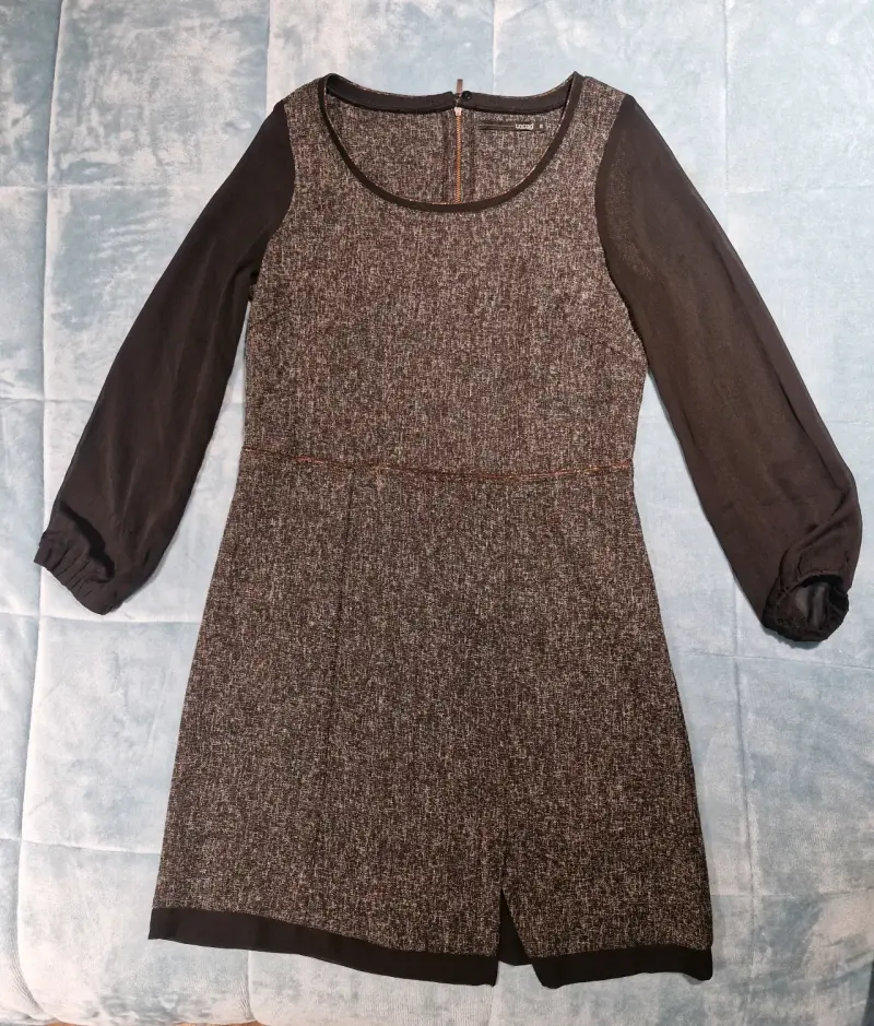 Vestido corto gris con mangas largas negras - 2