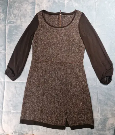 Vestido corto gris con mangas largas negras - miniatura 2