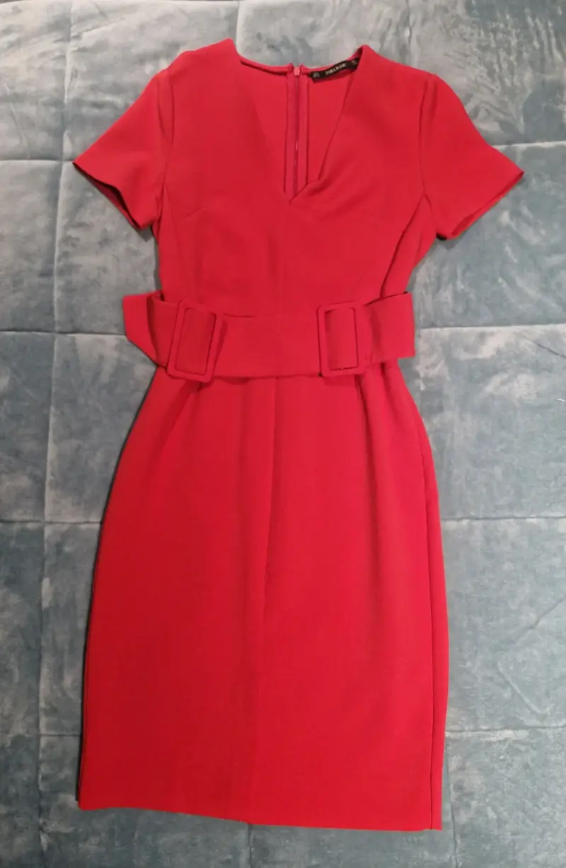 Vestido rojo elegante con cinturón