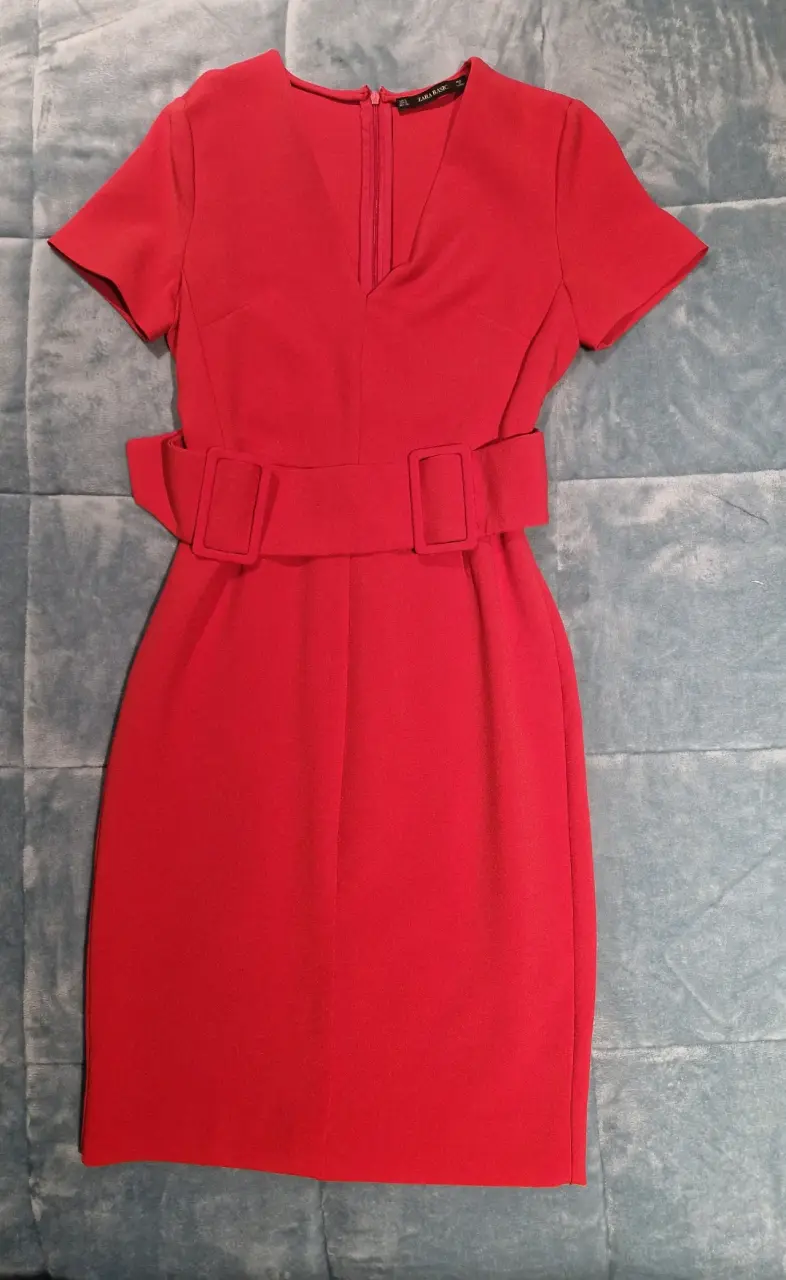 Vestido rojo elegante con cinturón - 2