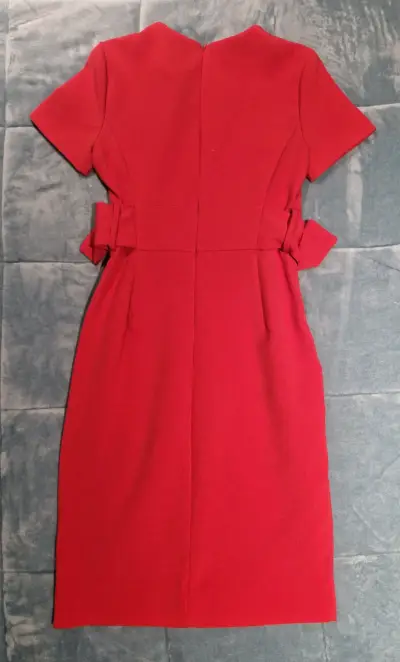 Vestido rojo elegante con cinturón - miniatura 3