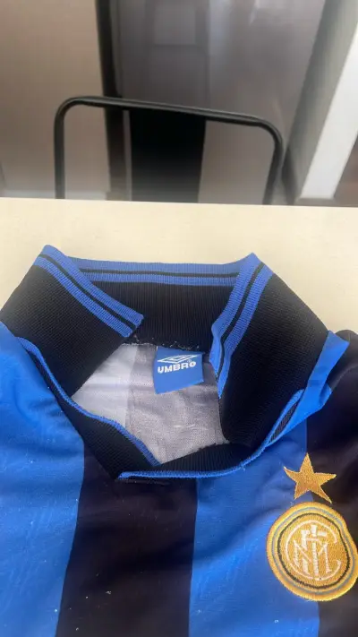 Camiseta deportiva rayada azul y negra - miniatura 2