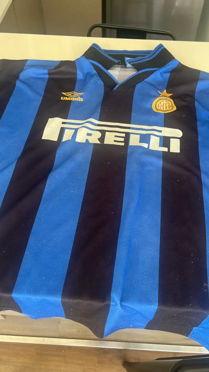 Camiseta deportiva rayada azul y negra - 3