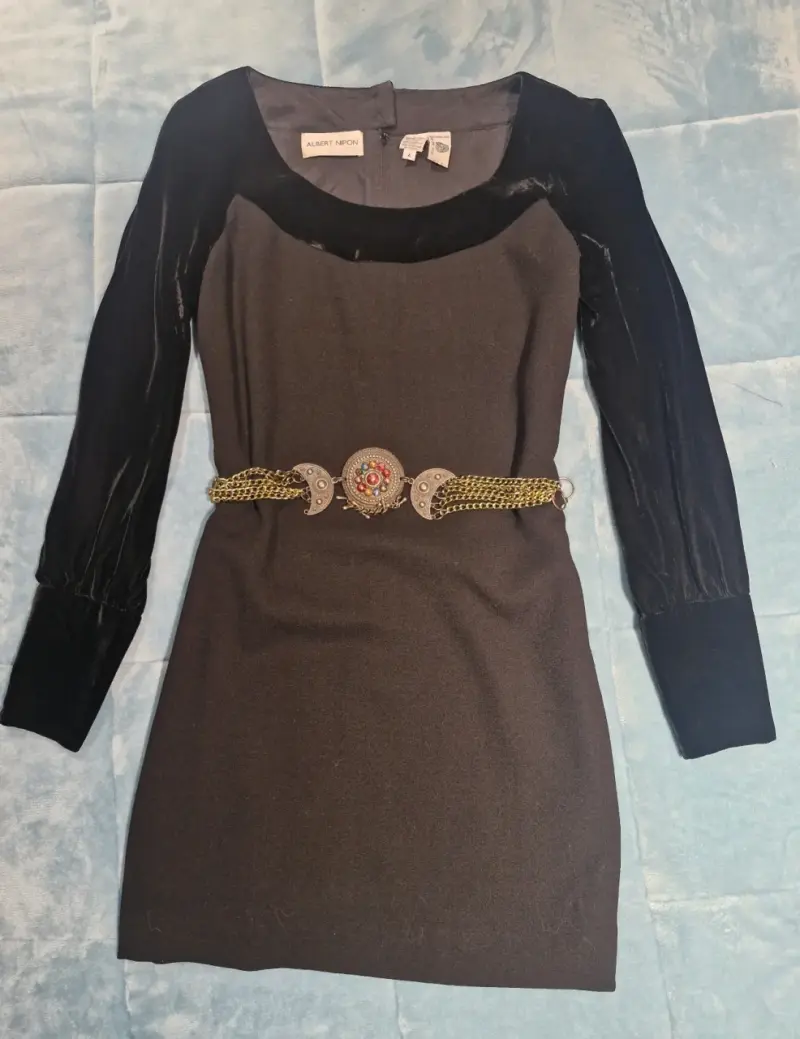 Vestido negro Albert Nipon con cinturón decorativo