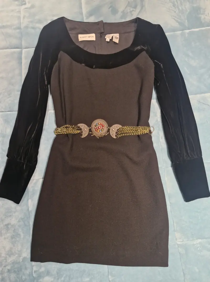 Vestido negro Albert Nipon con cinturón decorativo - 3
