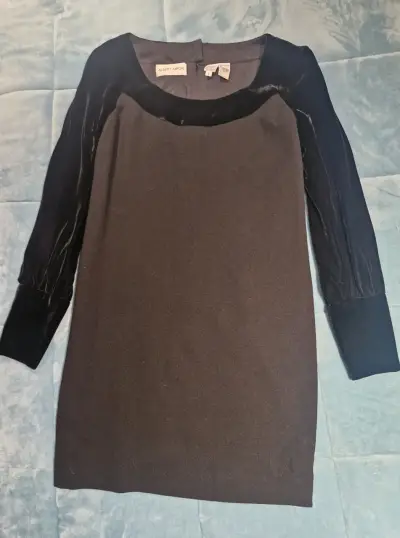 Vestido negro Albert Nipon con cinturón decorativo - miniatura 4