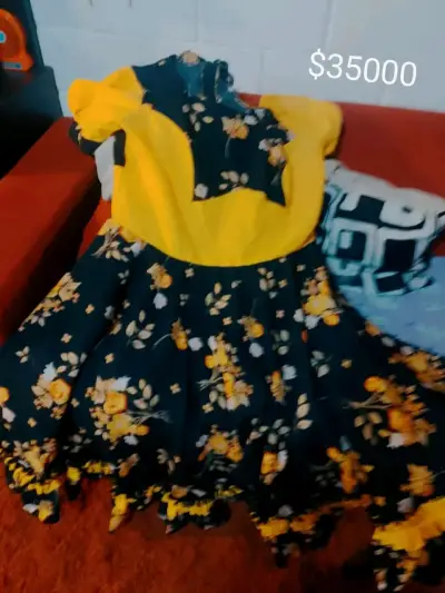 Vestido folclórico amarillo y negro floral - miniatura 1
