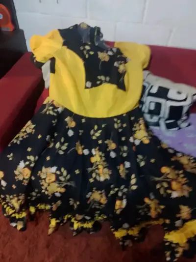 Vestido folclórico amarillo y negro floral - miniatura 3