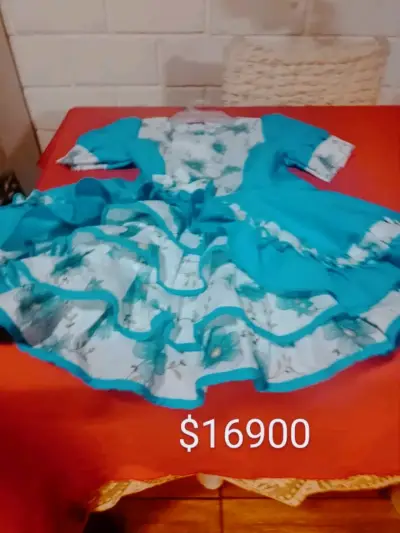 Vestido folclórico azul con flores - miniatura 1
