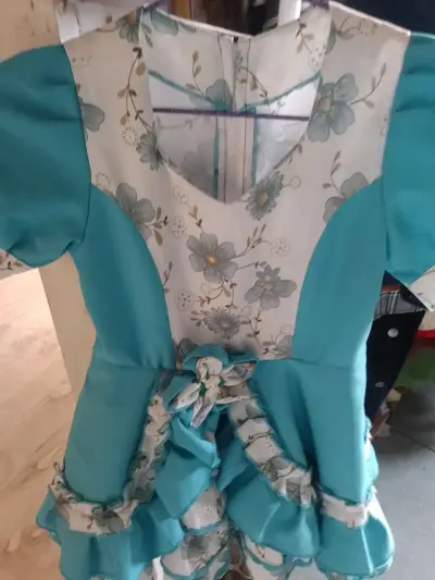 Vestido folclórico azul con flores - miniatura 3