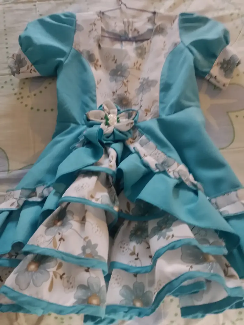 Vestido folclórico azul con flores - 4