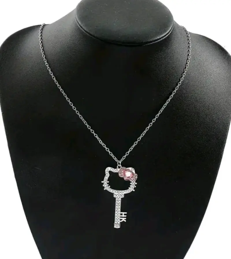 Collar Hello Kitty con dije de llave brillante
