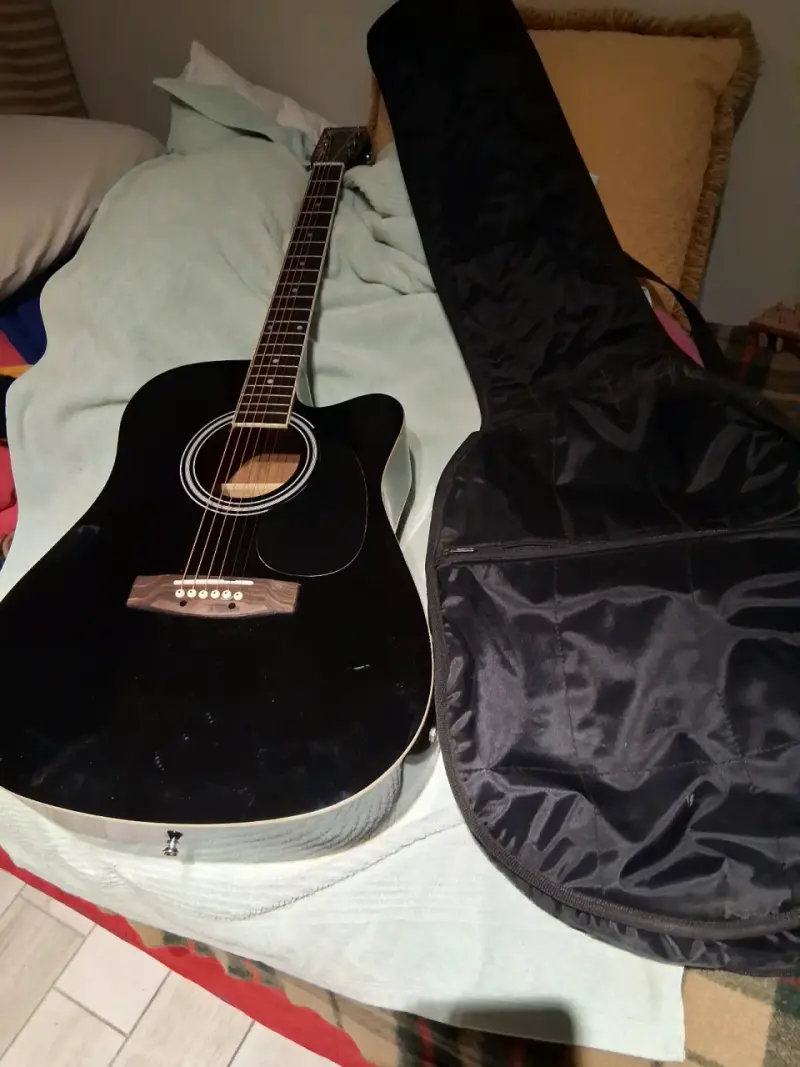 Guitarra electrocústica negra con funda - 1