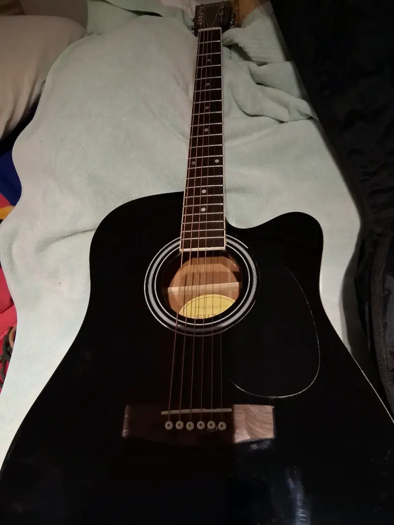 Guitarra electrocústica negra con funda - 2