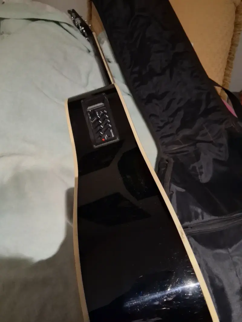 Guitarra electrocústica negra con funda - 3