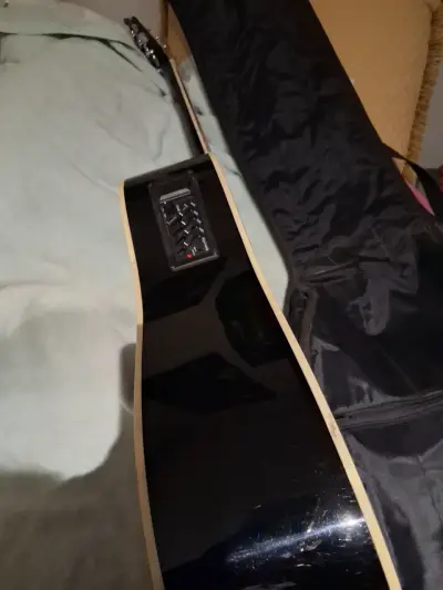 Guitarra electrocústica negra con funda - miniatura 3
