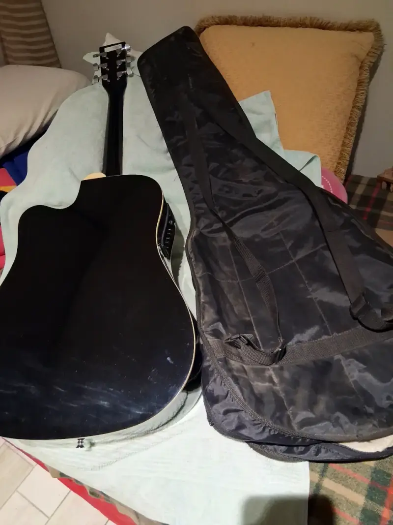 Guitarra electrocústica negra con funda - 4
