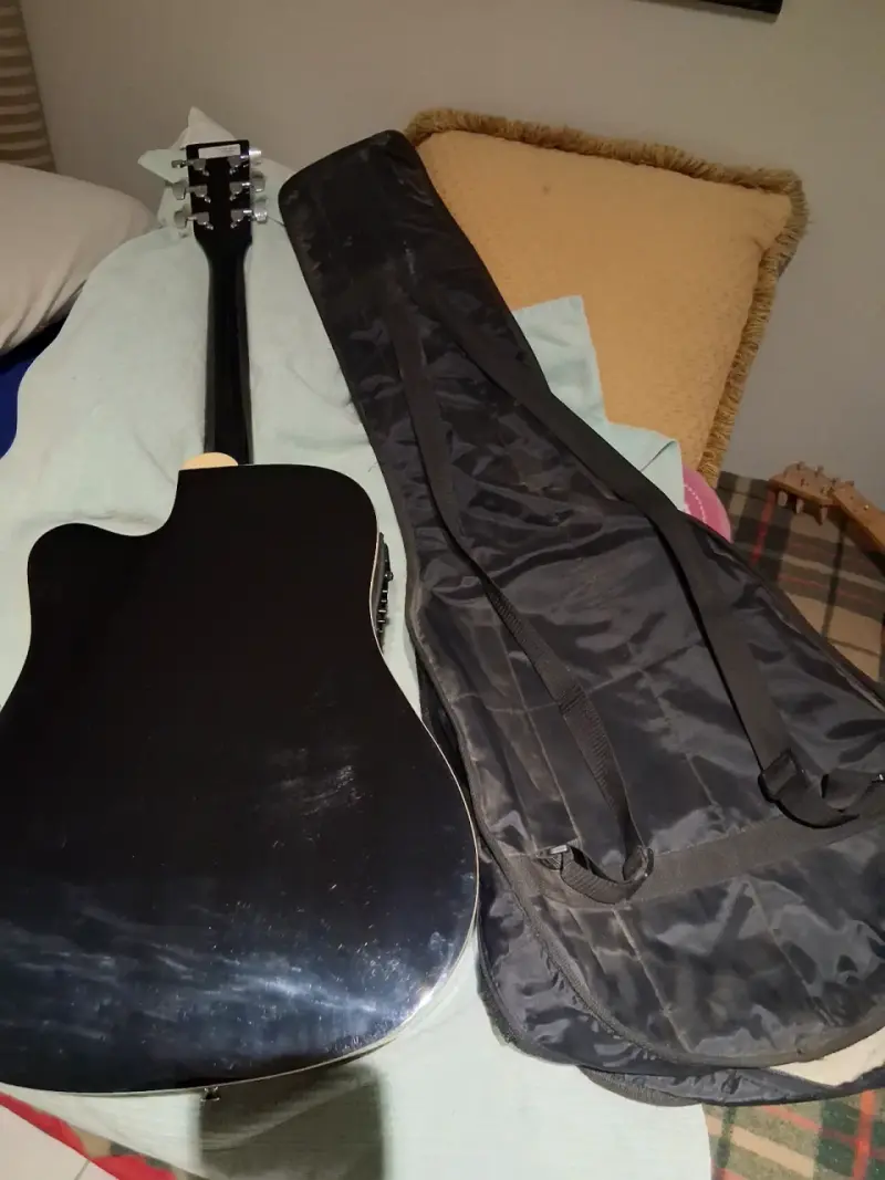 Guitarra electrocústica negra con funda - 5