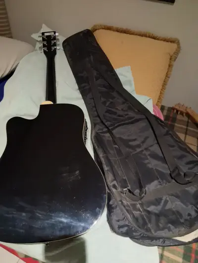 Guitarra electrocústica negra con funda - miniatura 5