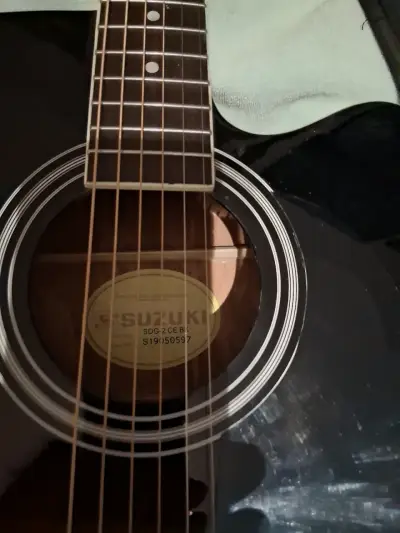 Guitarra electrocústica negra con funda - miniatura 6