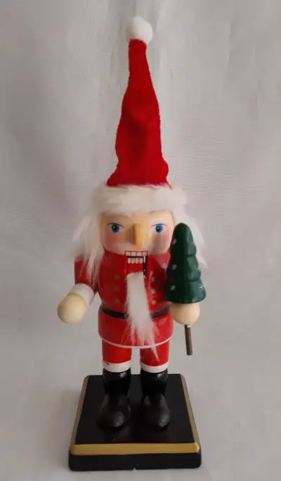 Cascanueces navideño de madera con árbol - miniatura 1