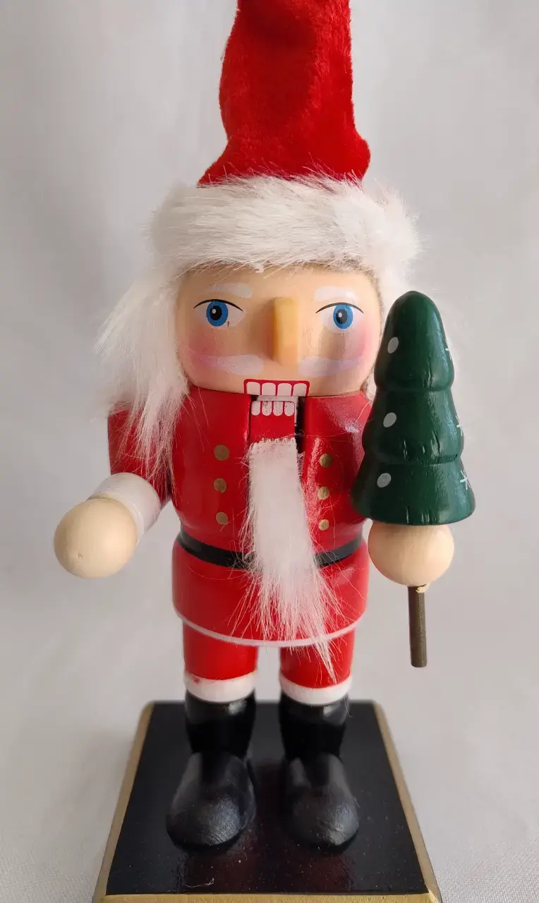 Cascanueces navideño de madera con árbol - 2