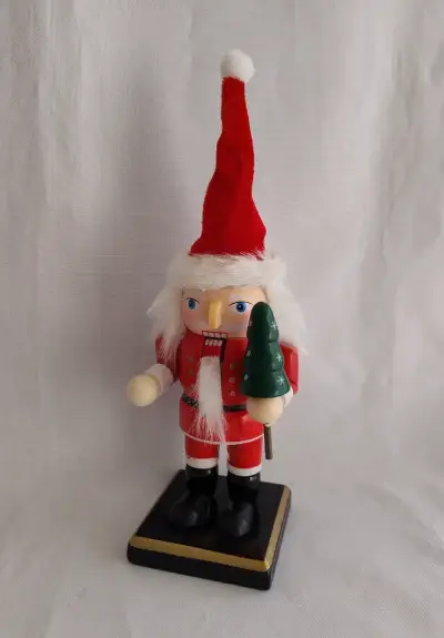 Cascanueces navideño de madera con árbol - miniatura 4