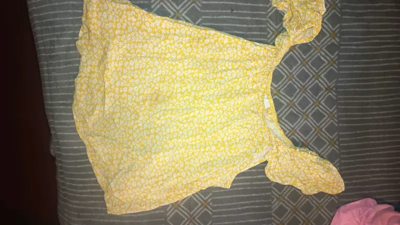Blusa amarilla con estampado floral