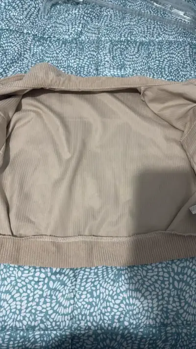 Chaqueta beige con botones - miniatura 3