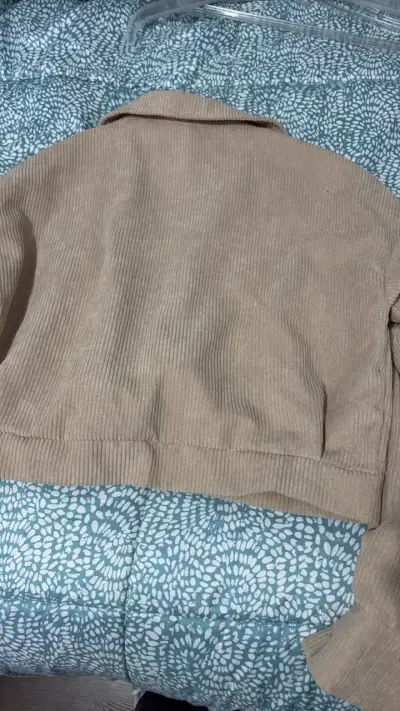 Chaqueta beige con botones - miniatura 5