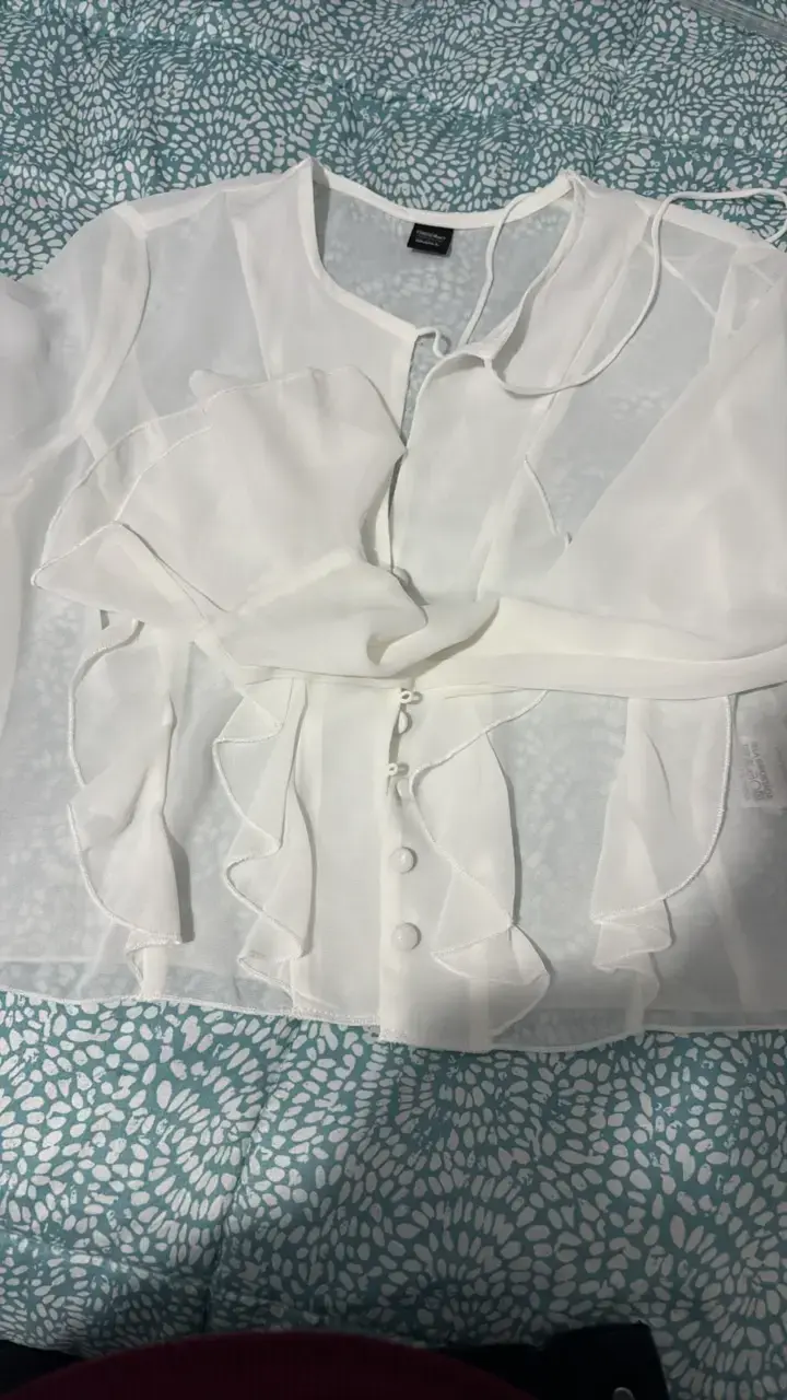 Blusa blanca con volantes transparente - 1
