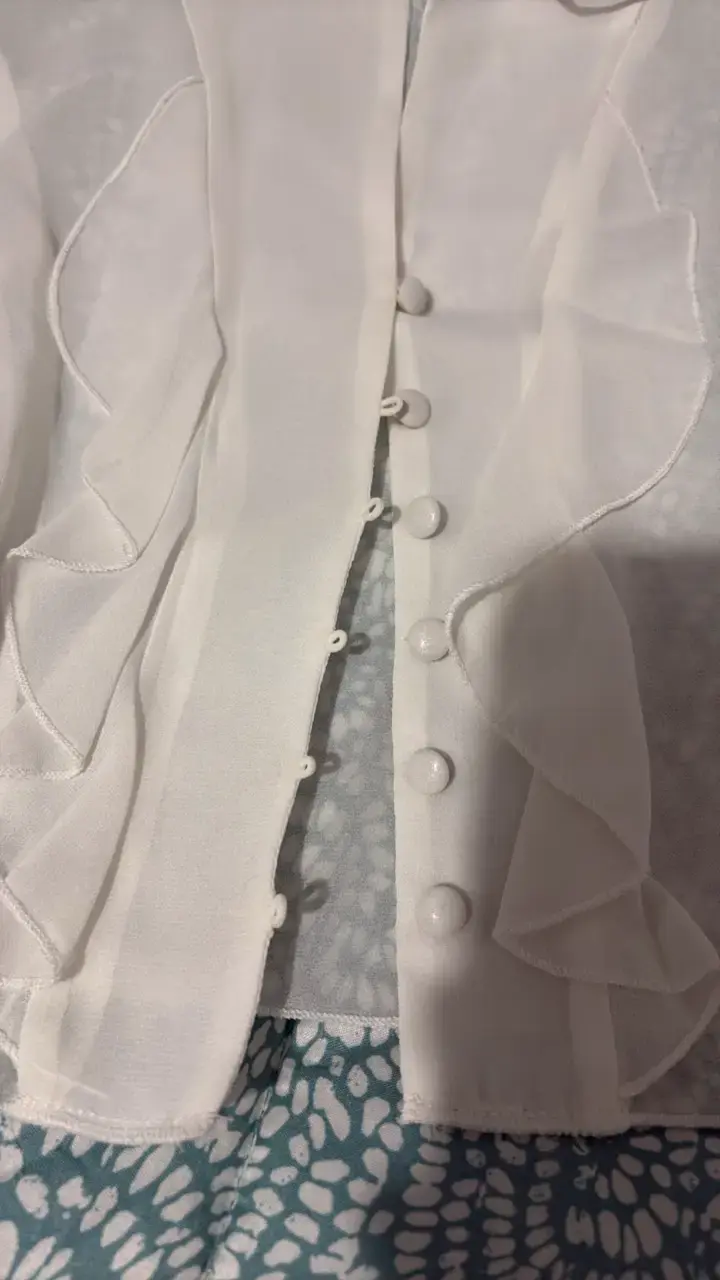Blusa blanca con volantes transparente - 2