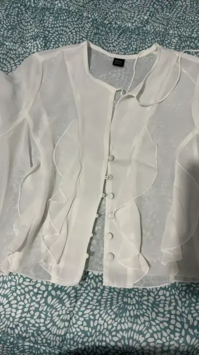 Blusa blanca con volantes transparente - miniatura 3