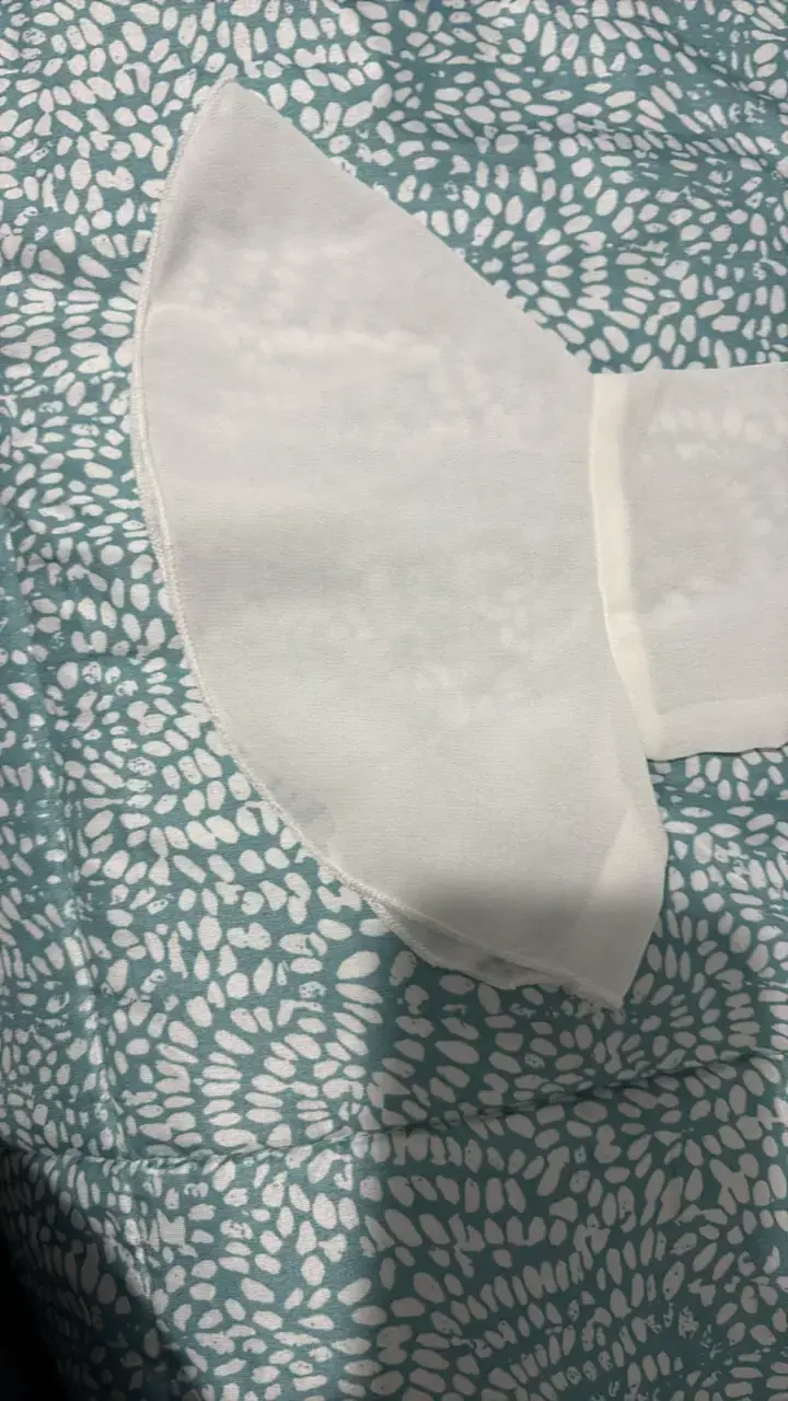Blusa blanca con volantes transparente - 4