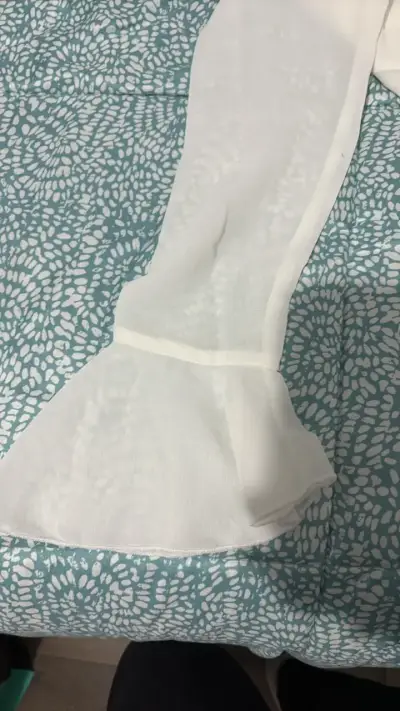 Blusa blanca con volantes transparente - miniatura 5
