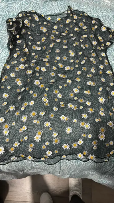 Polera floral transparente con margaritas - miniatura 1