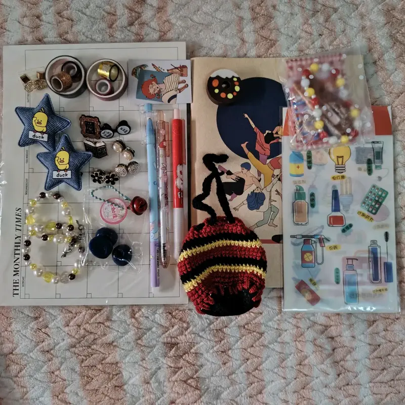Set de papelería y accesorios decorativos variados - 1