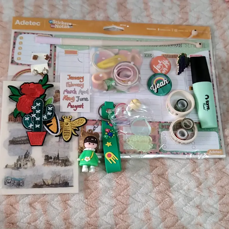Set de papelería y accesorios decorativos variados - 4