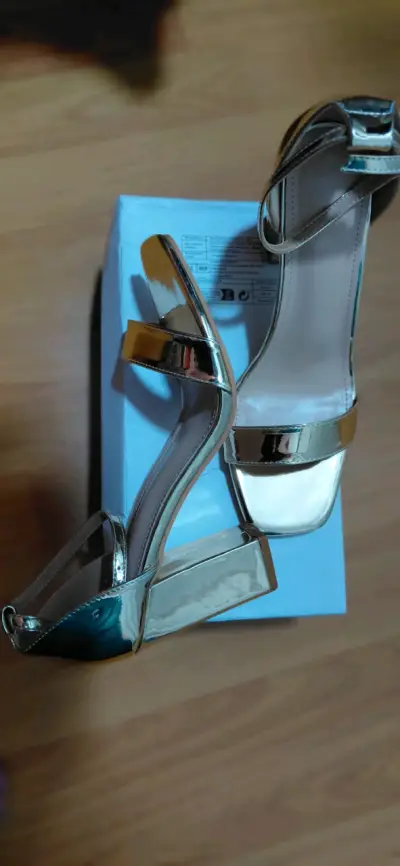 Sandalias de tacón alto plateadas elegantes - miniatura 1